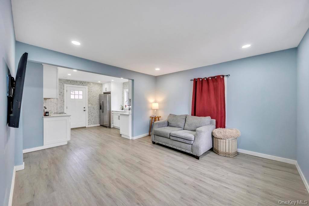 #4 photo, 847 N Clinton Avenue, Lindenhurst , NY 11757