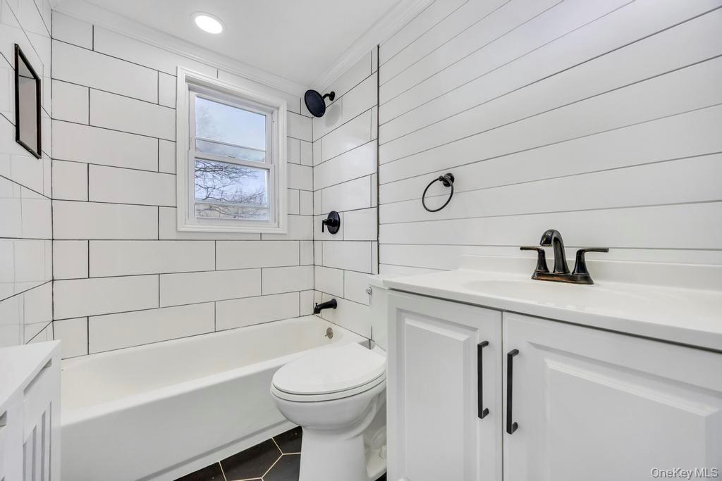 #8 photo, 847 N Clinton Avenue, Lindenhurst , NY 11757