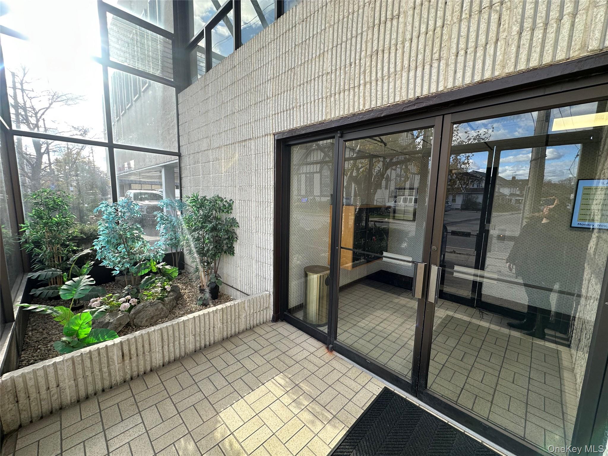 #6 photo, 135 Rockaway Turnpike, מחוז נסאו Lawrence , NY 11559