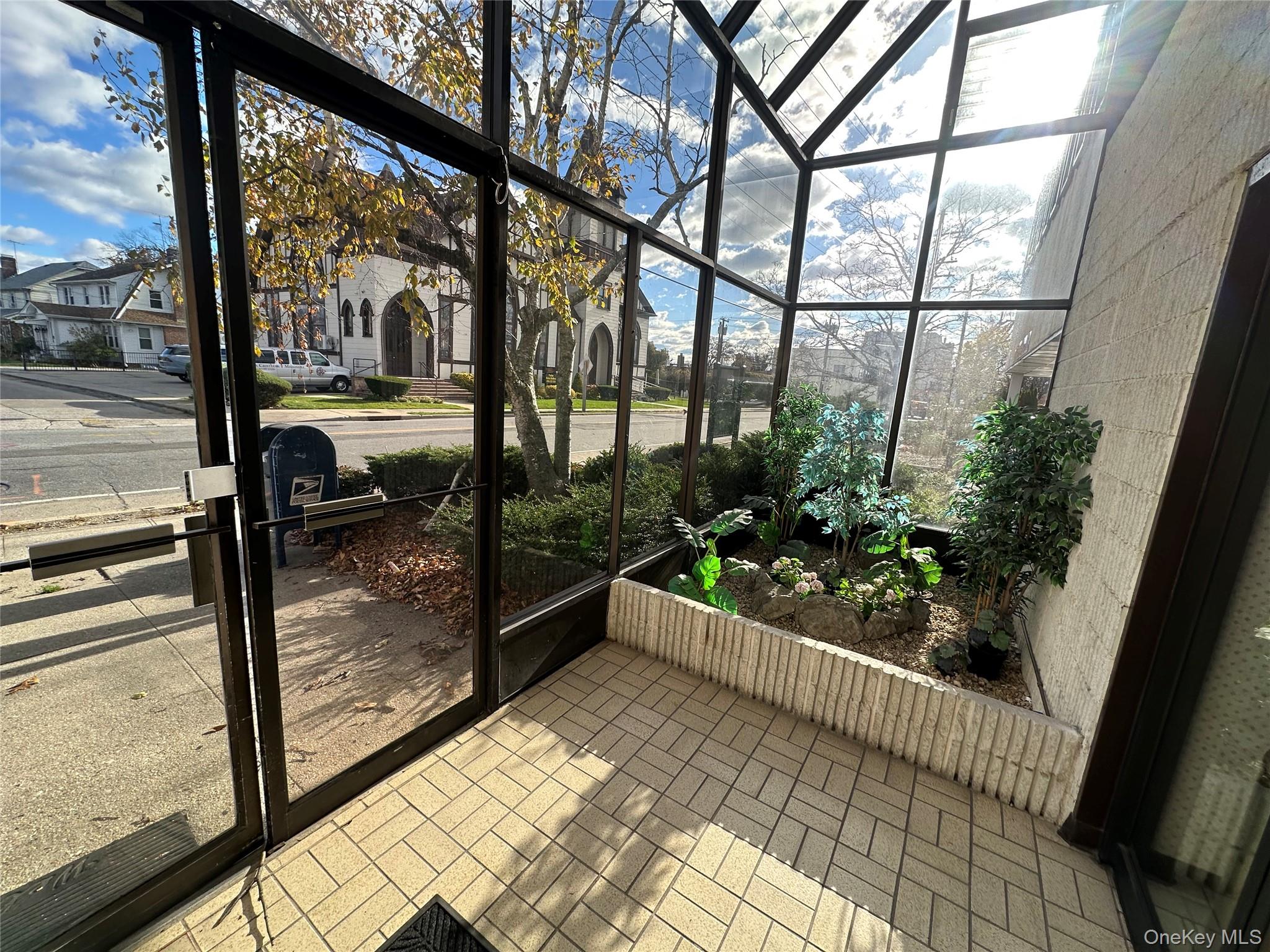 #7 photo, 135 Rockaway Turnpike, מחוז נסאו Lawrence , NY 11559