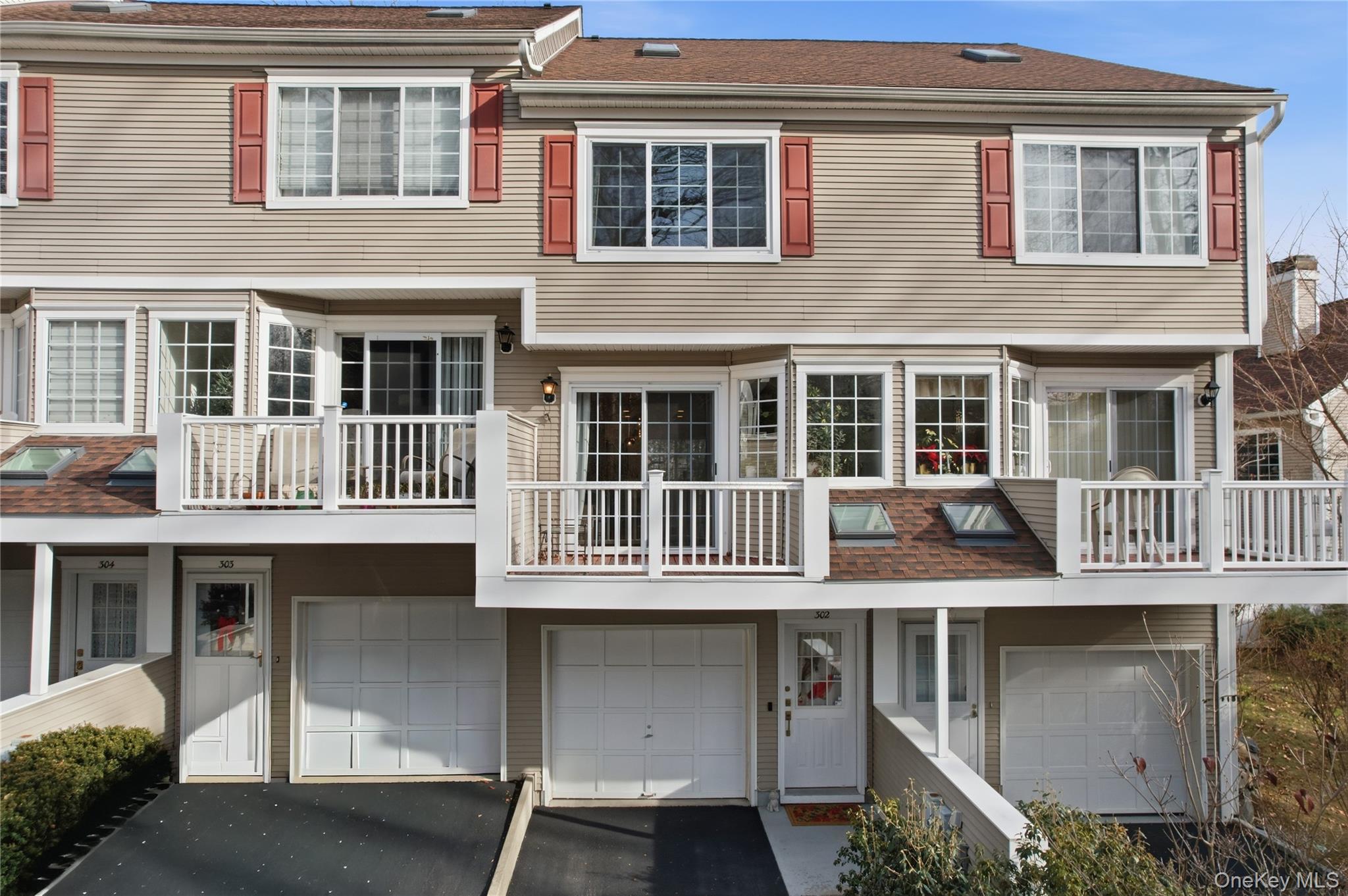 #1 photo, 302 Park Ridge Lane, White Plains , NY 10603