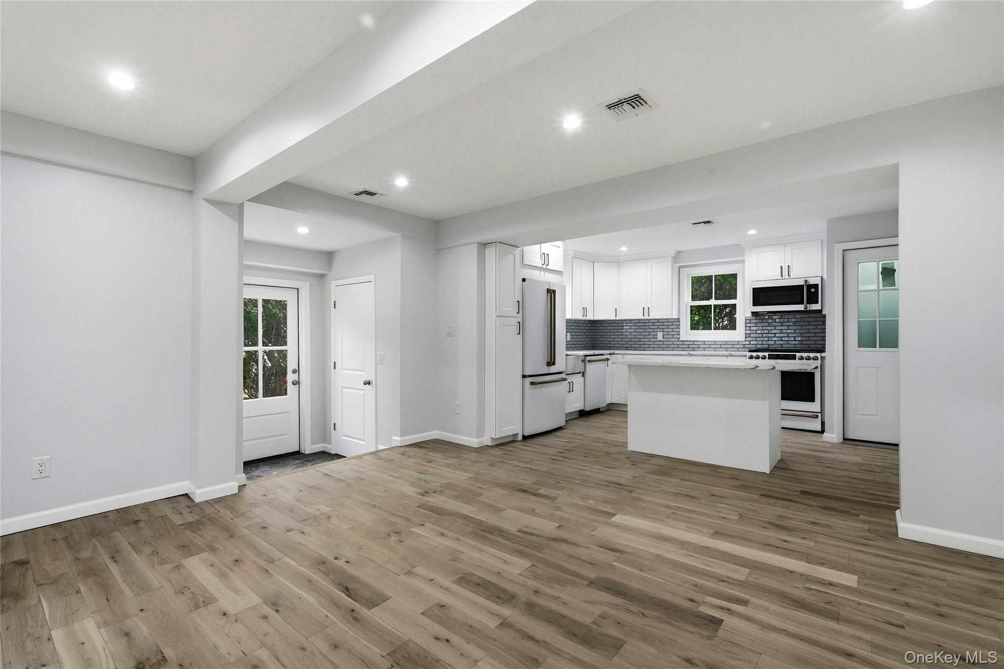 #9 photo, 17 Tatterson Street, Roslyn , NY 11576