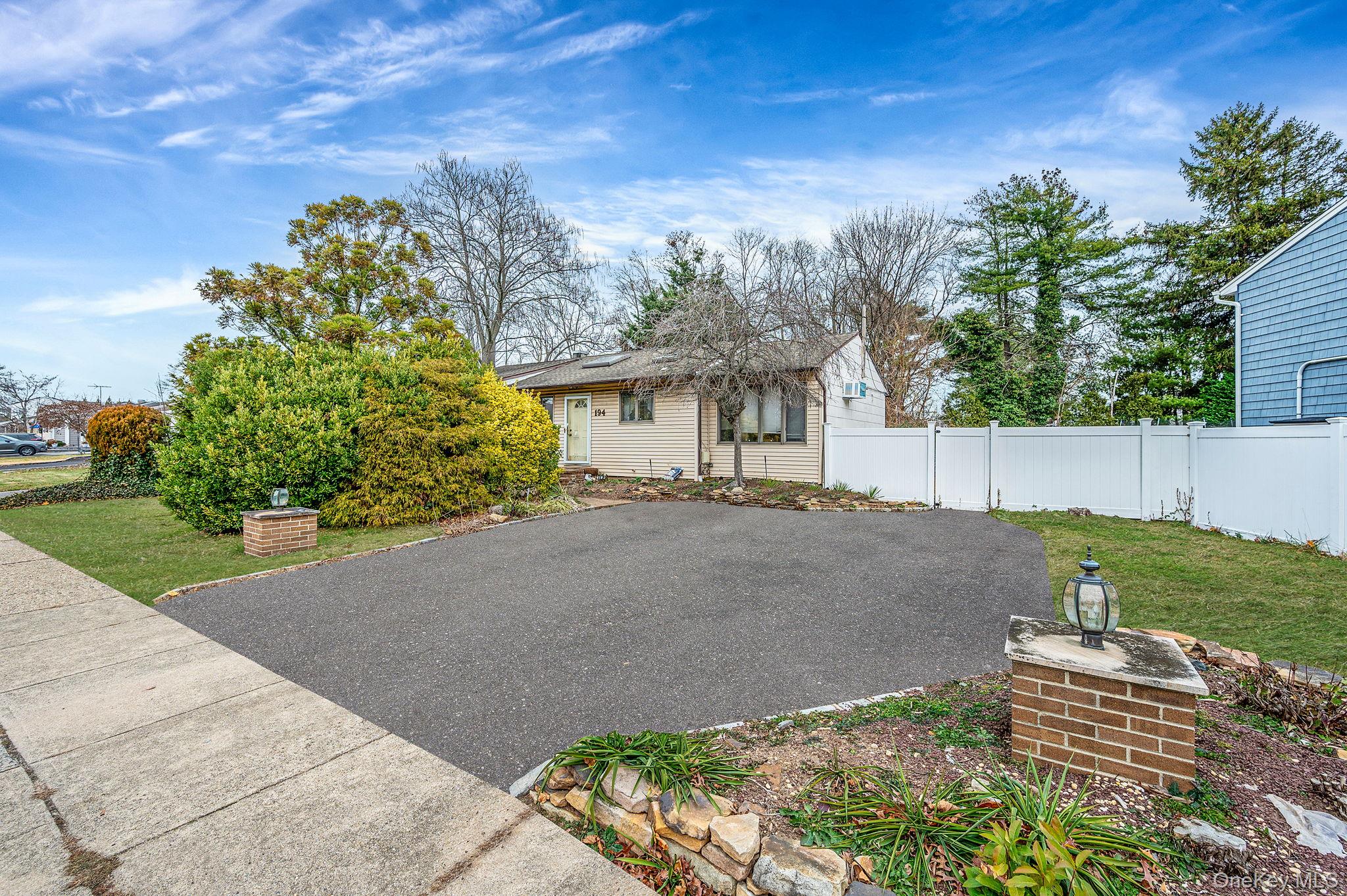 #1 photo, 194 Central Park Road, নাসাউ কাউন্টি Plainview , NY 11803