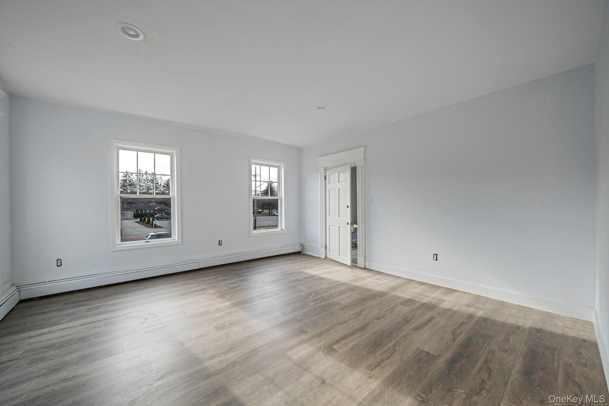 #16 photo, 605 Route 25A, 東長島 Rocky Point , NY 11778