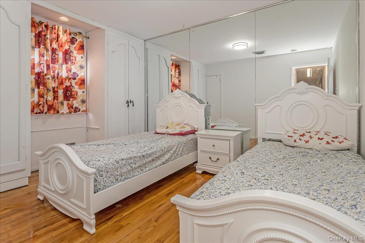 #11 photo, 93 Searingtown Road, Albertson , NY 11507