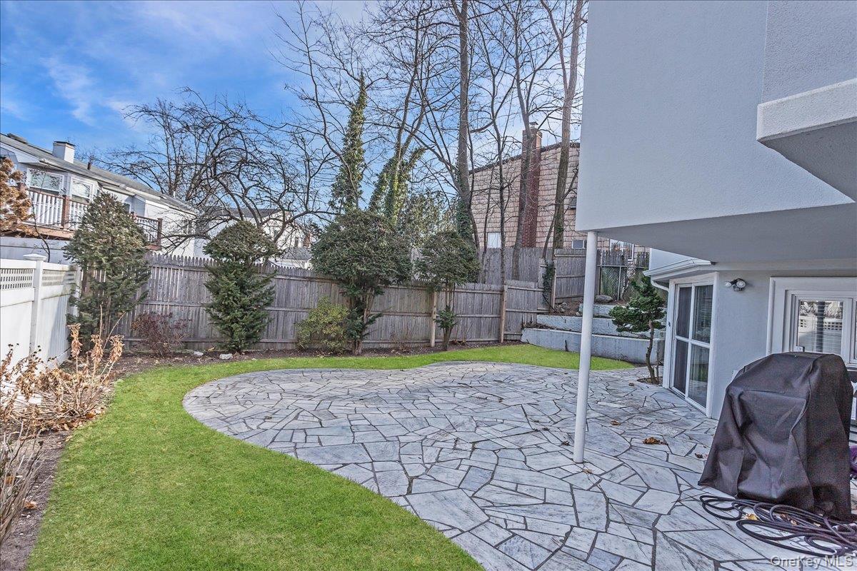 #20 photo, 93 Searingtown Road, Albertson , NY 11507