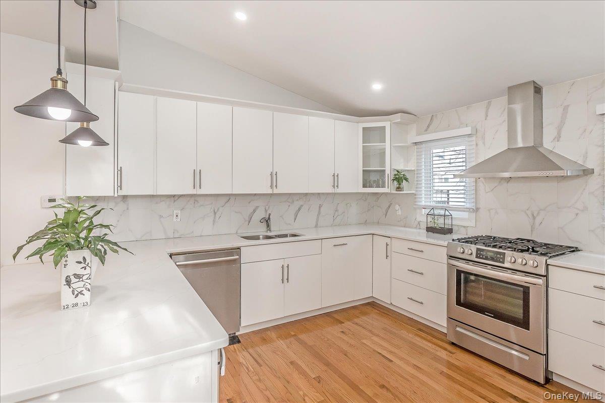 #4 photo, 93 Searingtown Road, Albertson , NY 11507