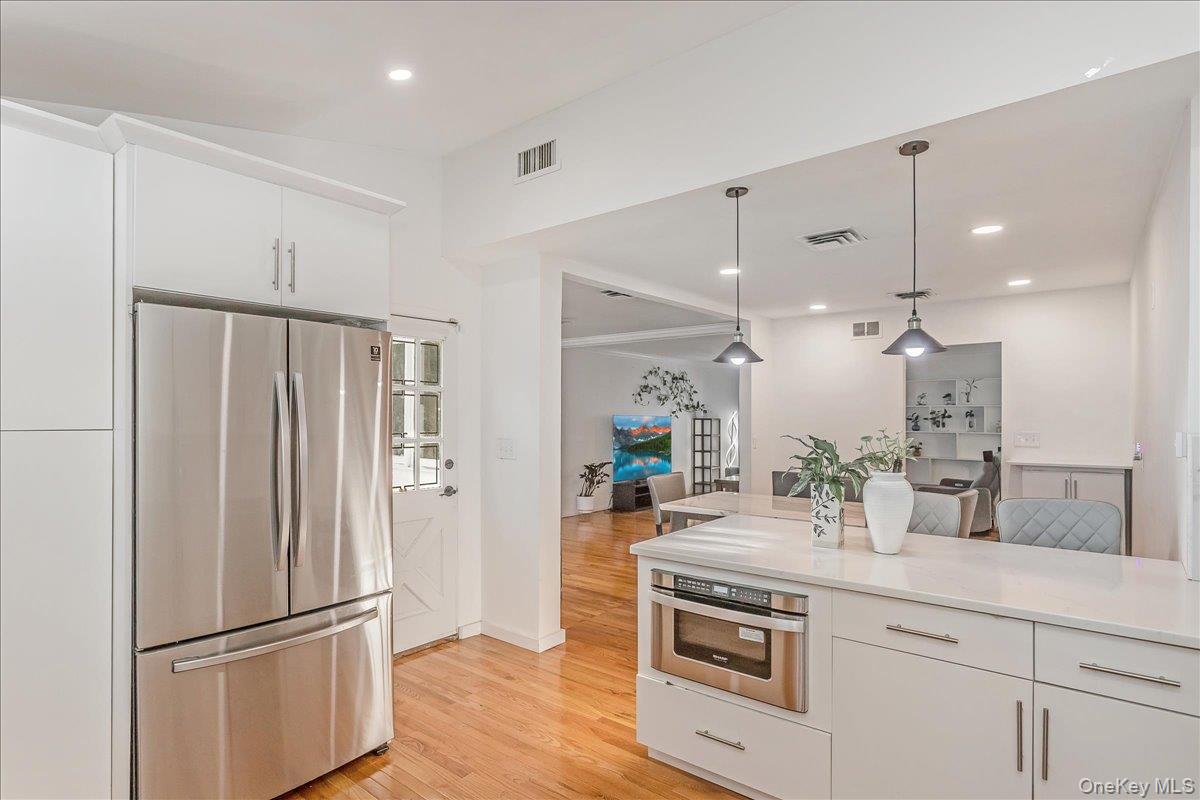 #6 photo, 93 Searingtown Road, Albertson , NY 11507