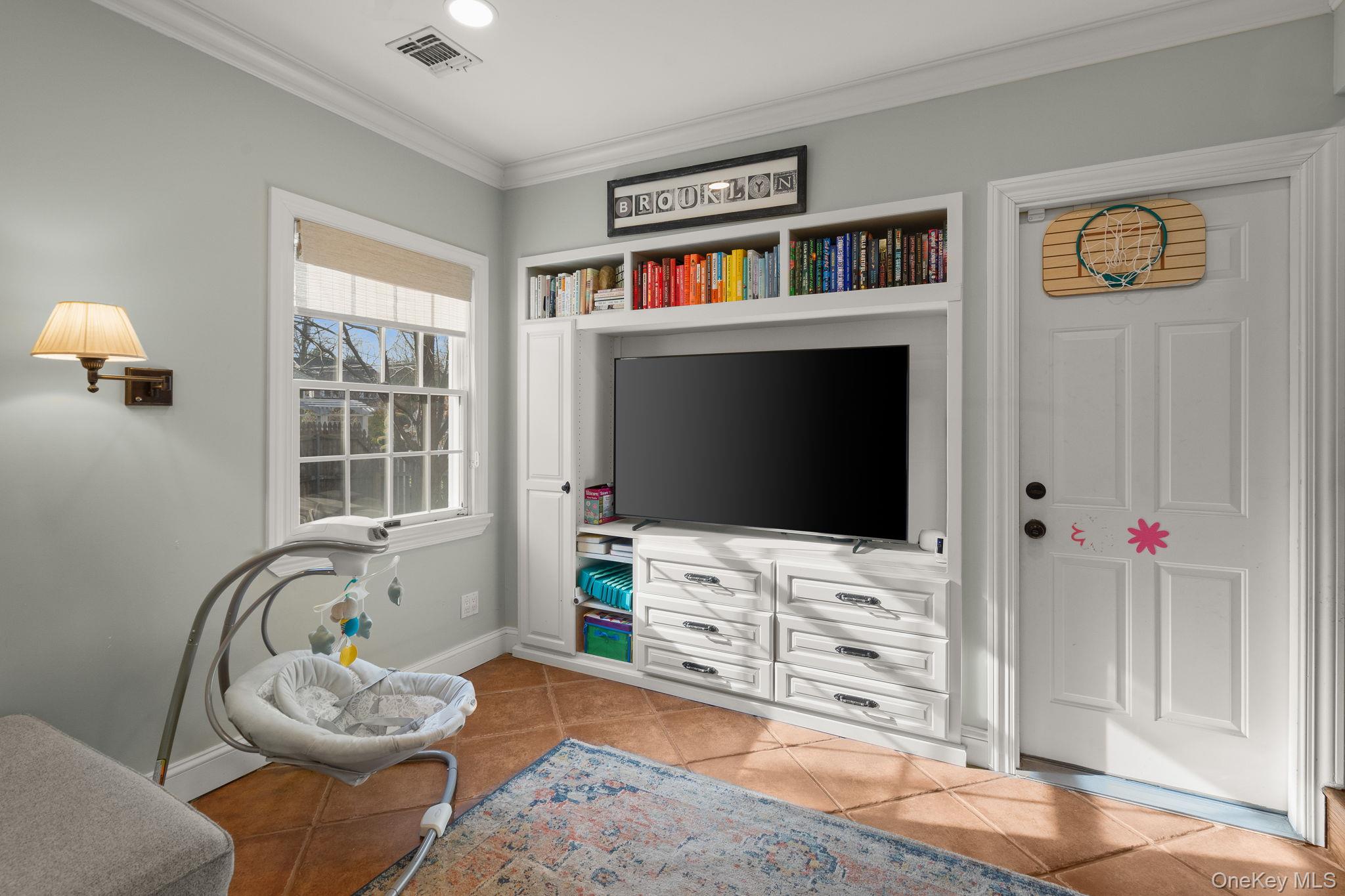 #11 photo, 3 Kew Court, Huntington , NY 11743