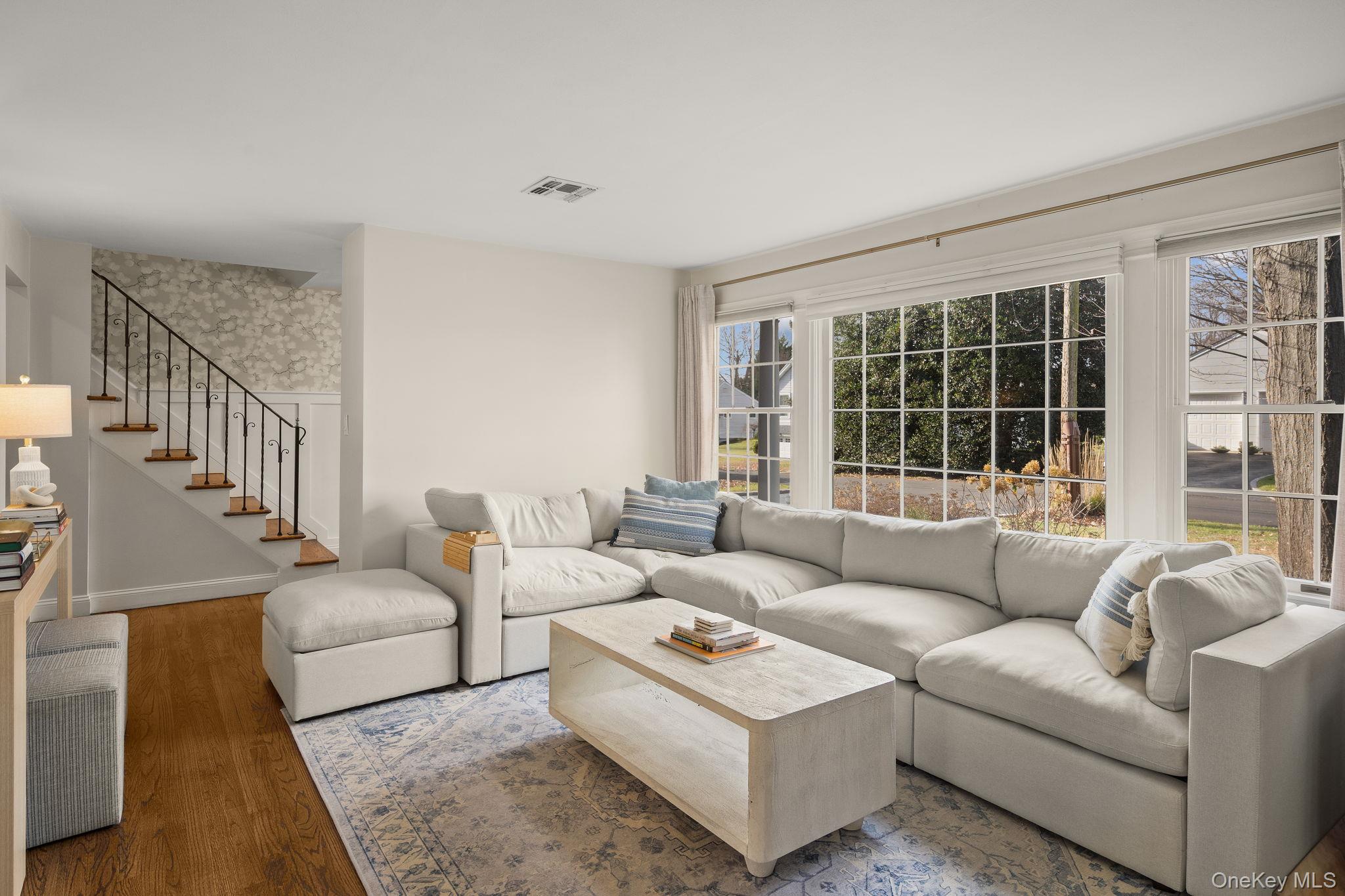 #4 photo, 3 Kew Court, Huntington , NY 11743