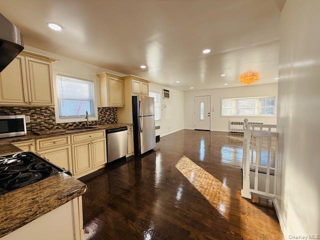 #12 photo, 9 Ferndale Drive, Hicksville , NY 11801