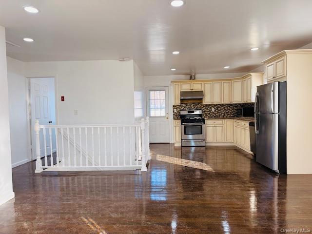 #6 photo, 9 Ferndale Drive, Hicksville , NY 11801