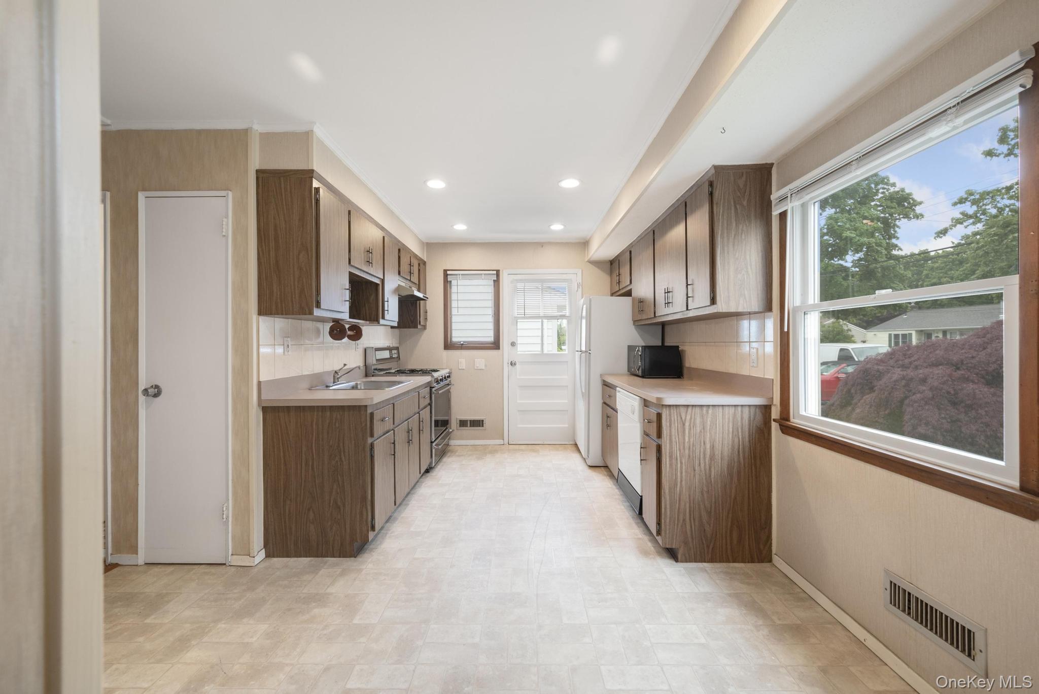 #10 photo, 22 Heath Lane, East Northport , NY 11731