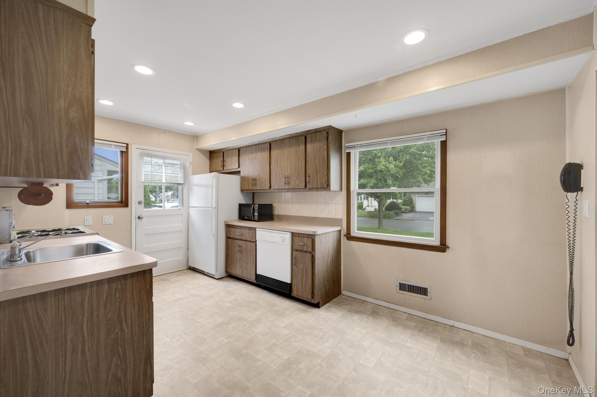 #15 photo, 22 Heath Lane, East Northport , NY 11731