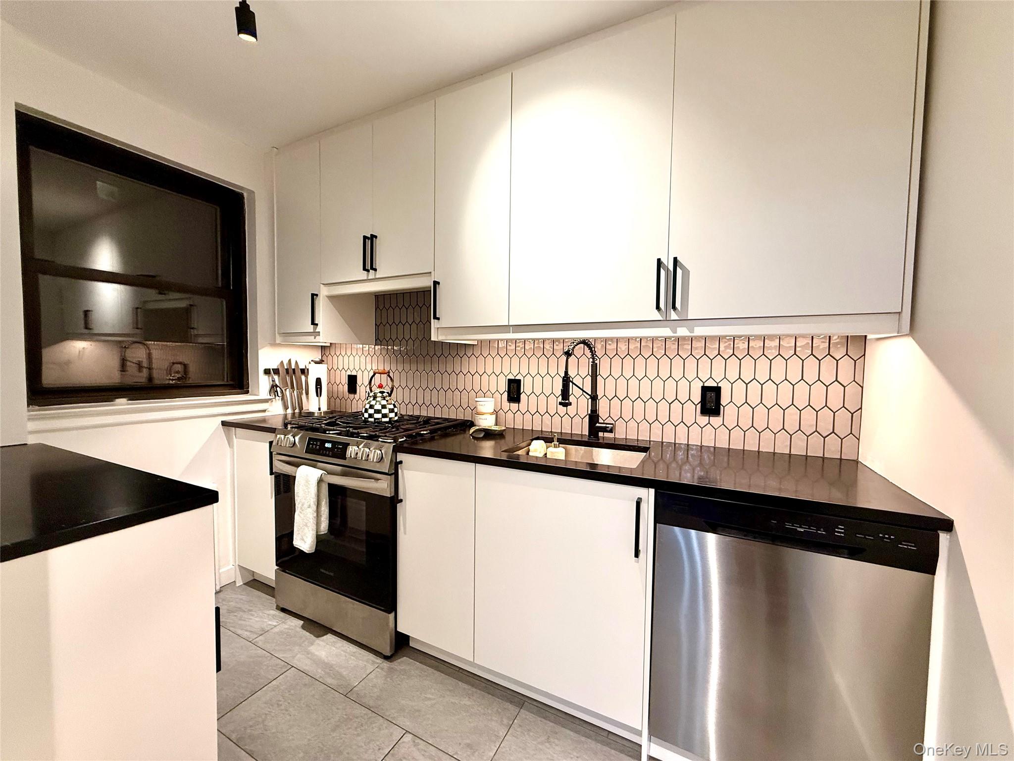 #3 photo, 112-30 Northern Boulevard, Corona , NY 11368