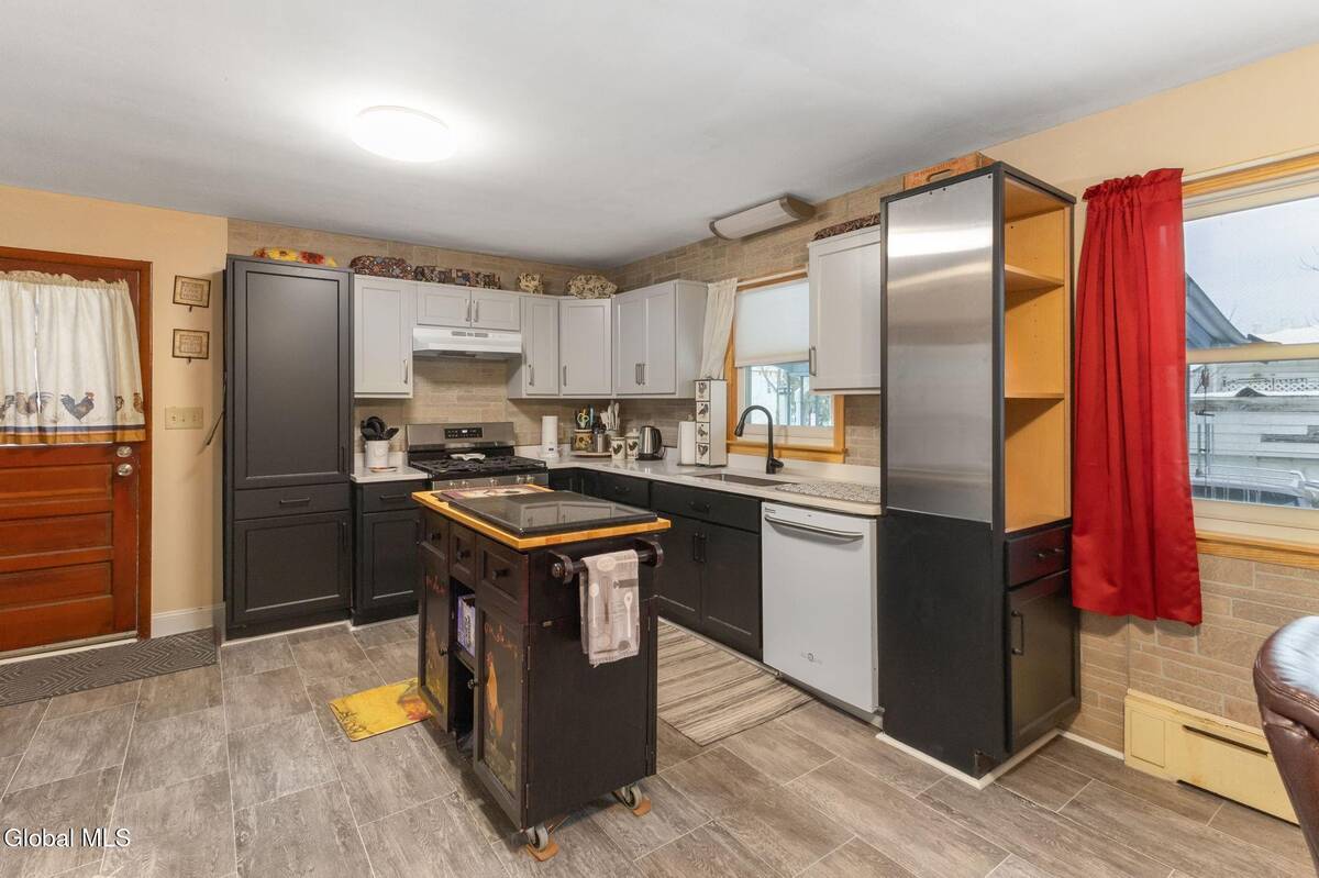 #11 photo, 150 Lancaster Street, Cohoes , NY 12047