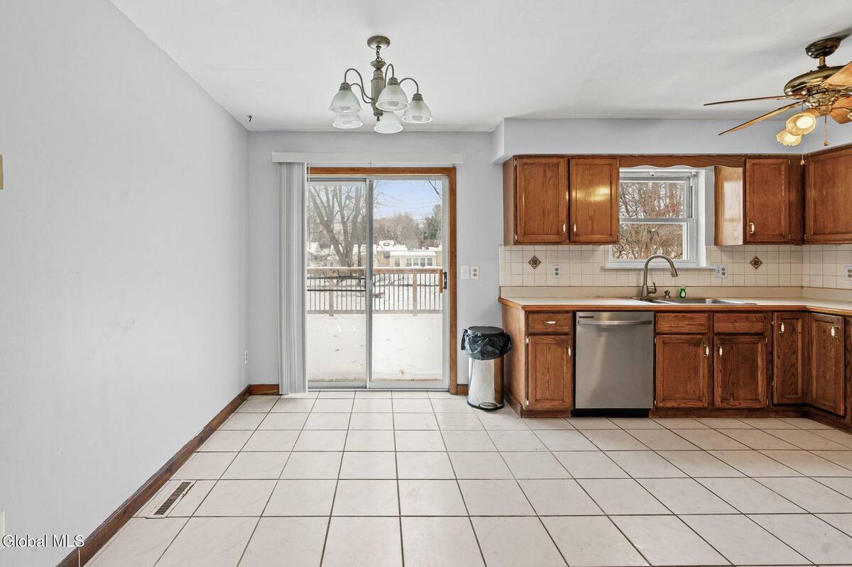 #15 photo, 8 Allyson Court, Colonie , NY 12205