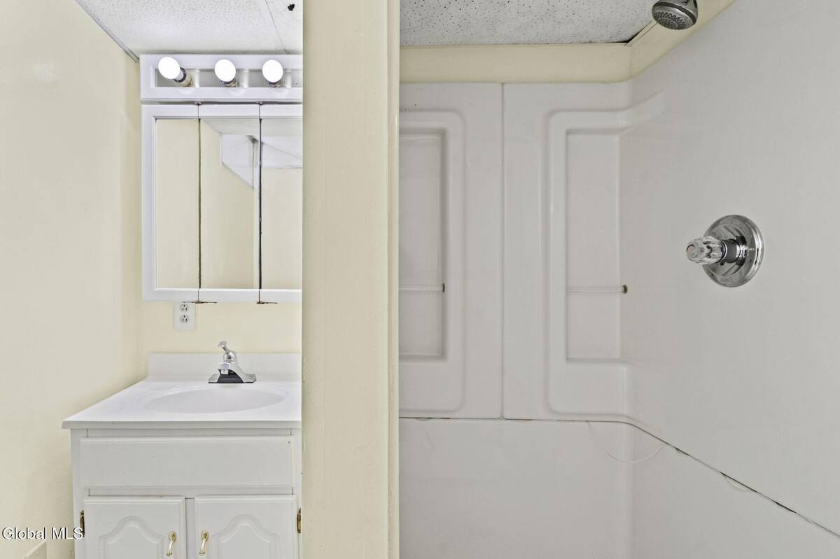 #35 photo, 8 Allyson Court, Colonie , NY 12205