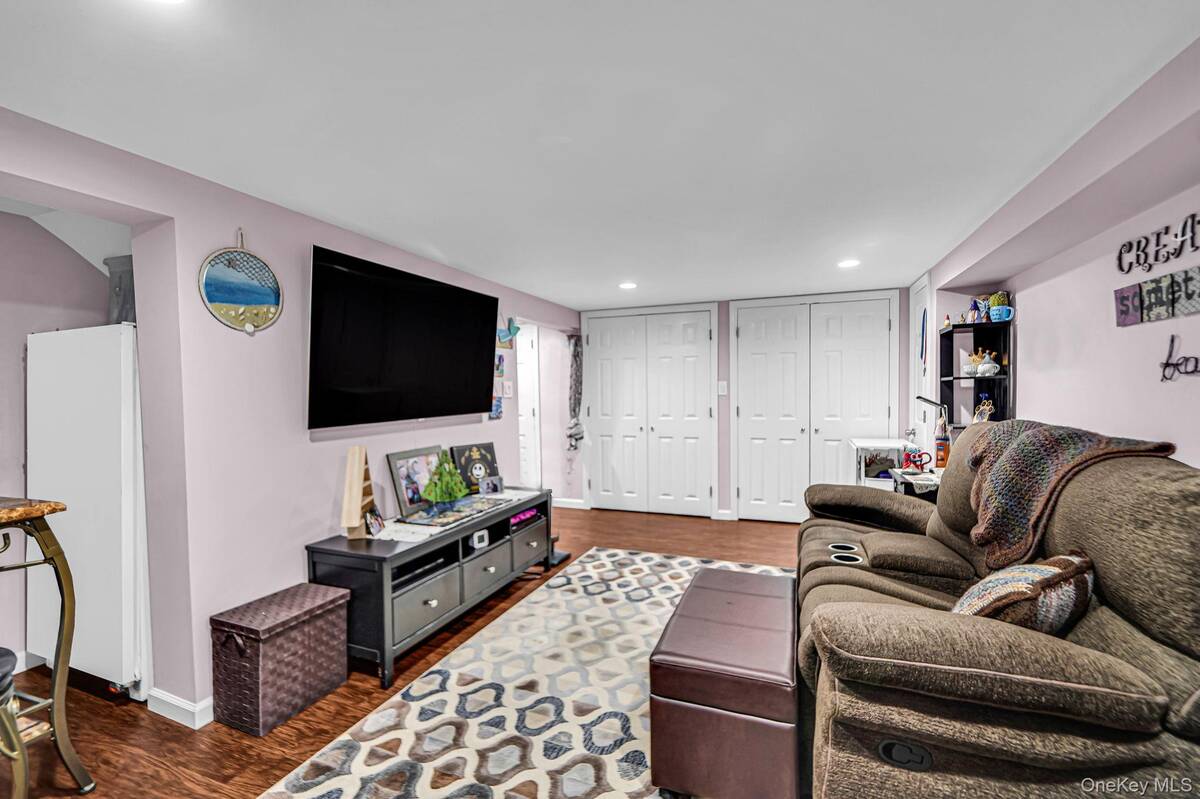 #12 photo, 386 33rd Street, Lindenhurst , NY 11757