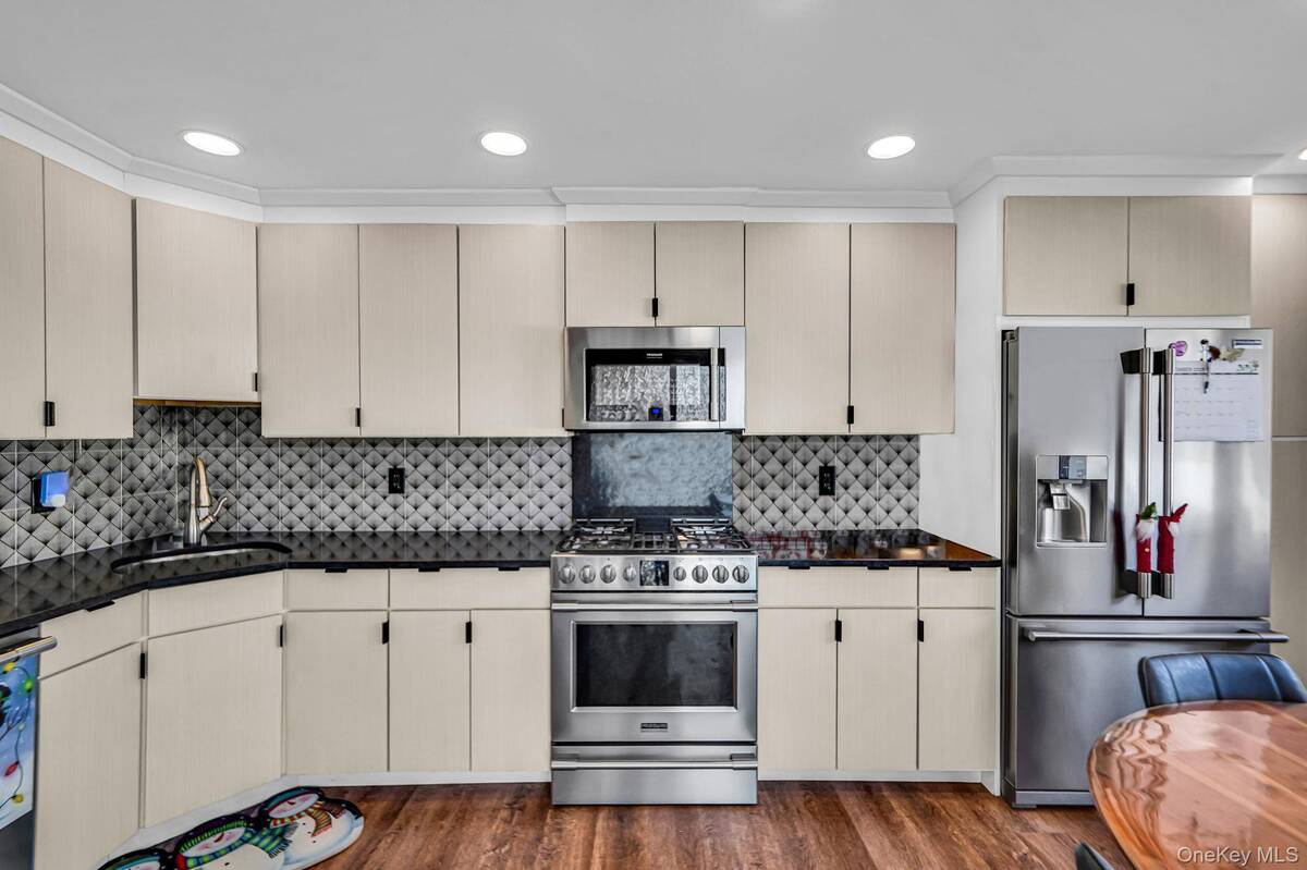 #3 photo, 386 33rd Street, Lindenhurst , NY 11757