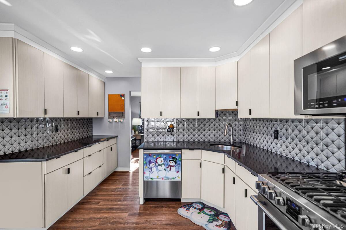 #4 photo, 386 33rd Street, Lindenhurst , NY 11757