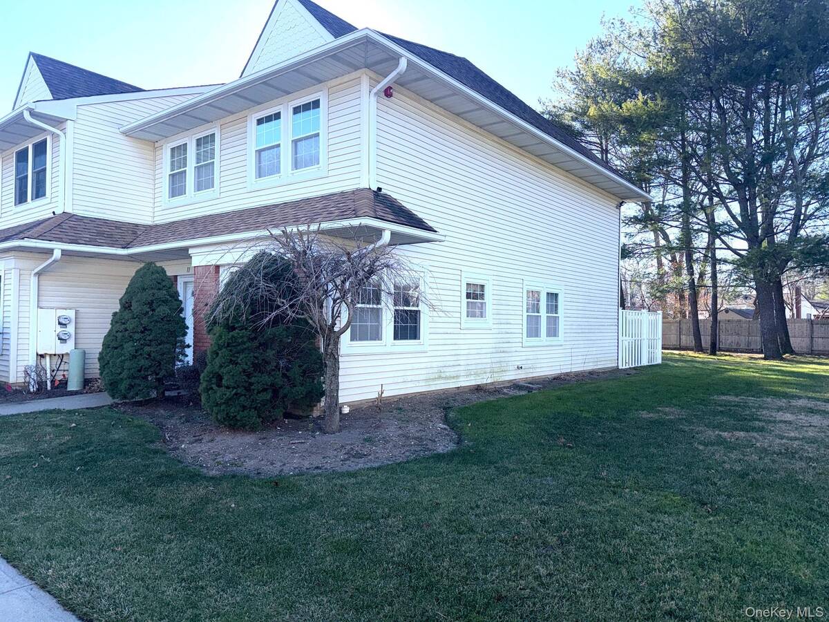 #2 photo, 11 Gazebo Lane, Holtsville , NY 11742