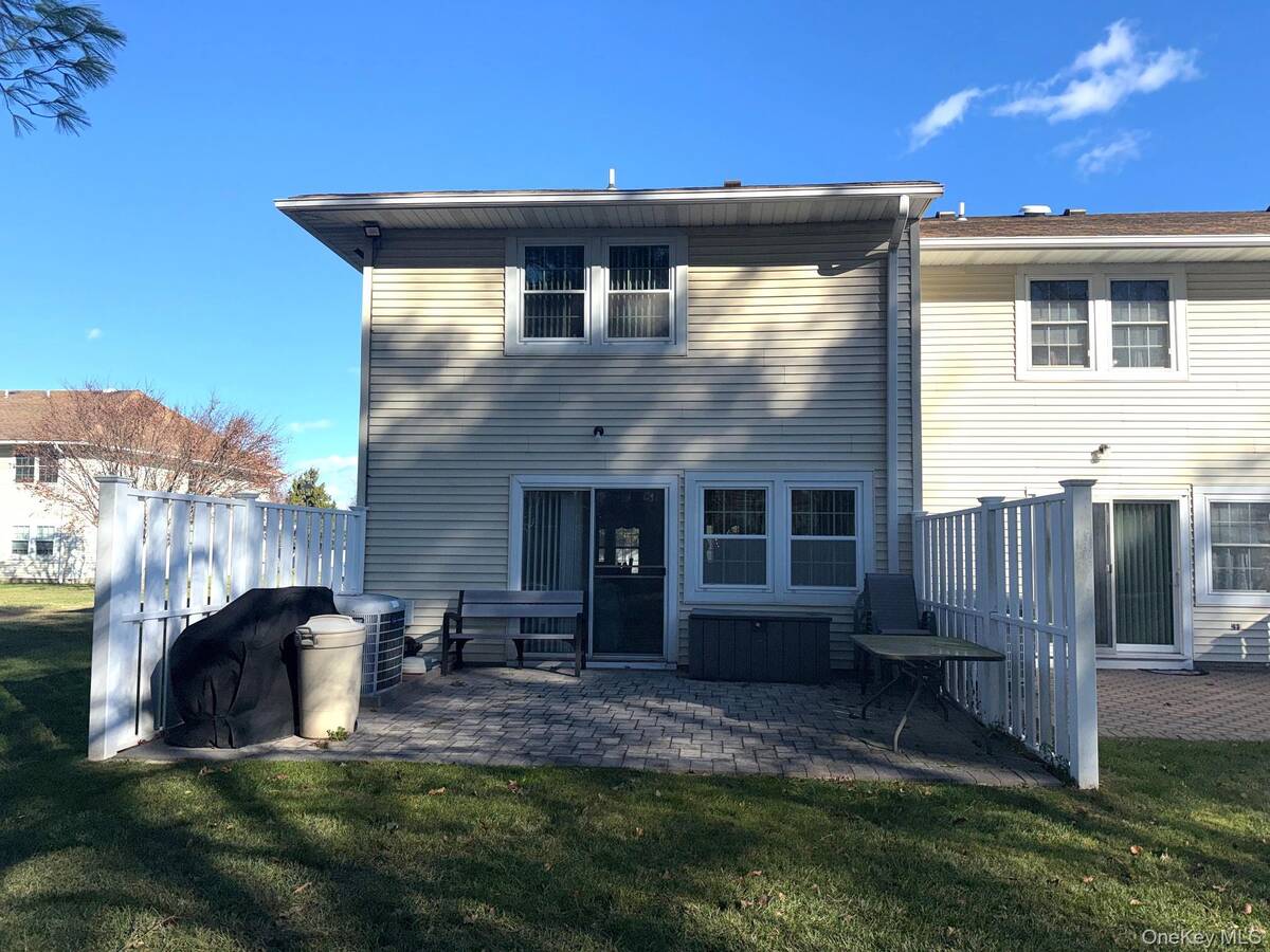 #4 photo, 11 Gazebo Lane, Holtsville , NY 11742