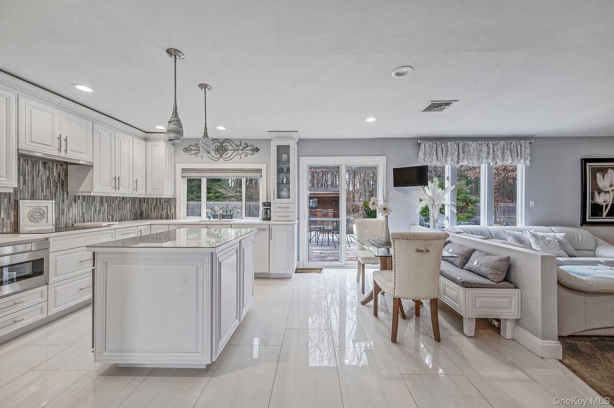 #21 photo, 32 San Rafael Avenue, Holbrook , NY 11741