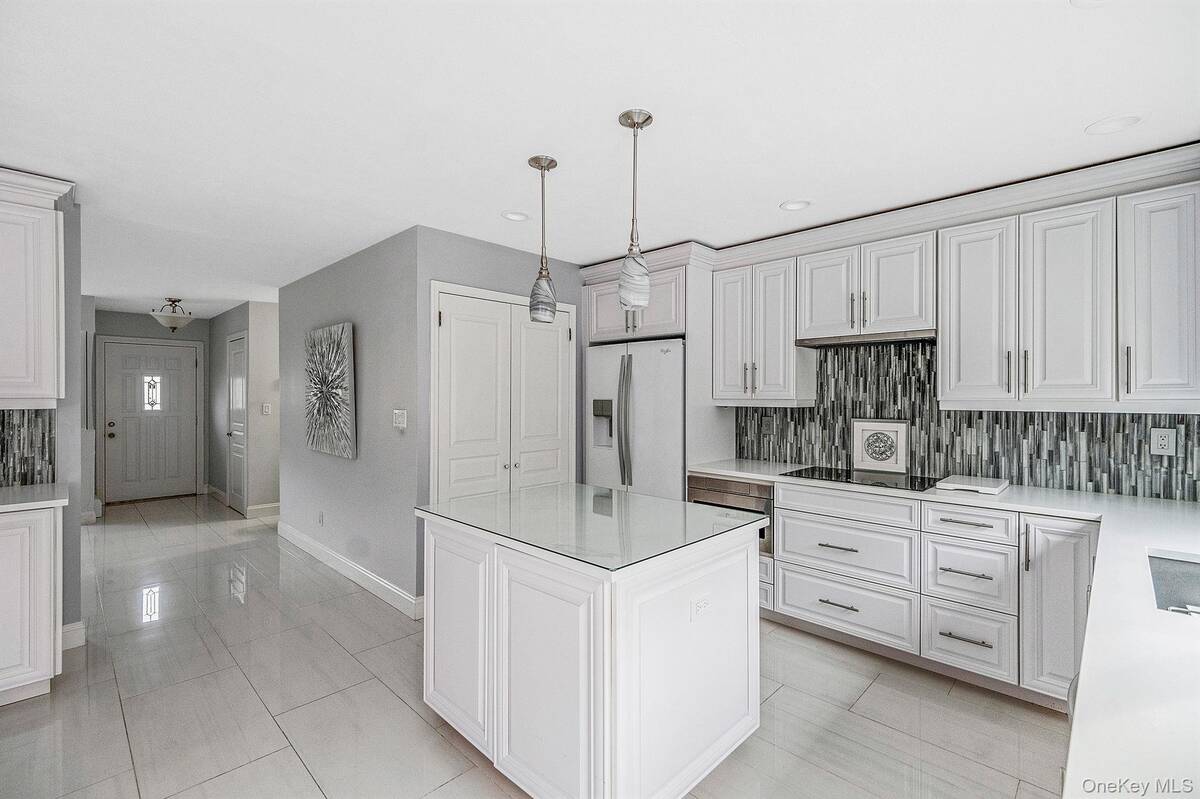 #24 photo, 32 San Rafael Avenue, Holbrook , NY 11741