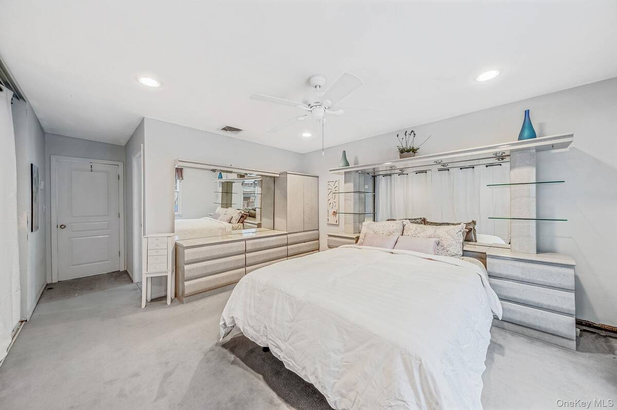 #38 photo, 32 San Rafael Avenue, Holbrook , NY 11741