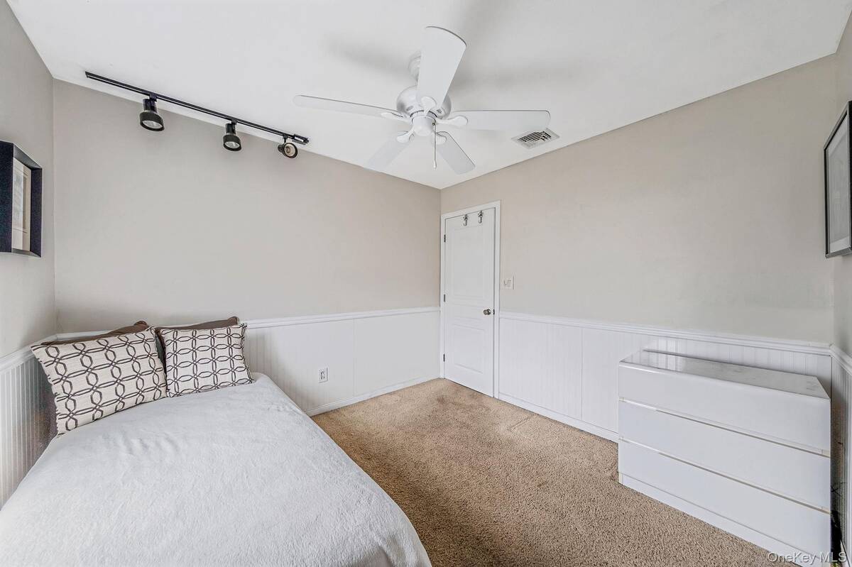 #40 photo, 32 San Rafael Avenue, Holbrook , NY 11741