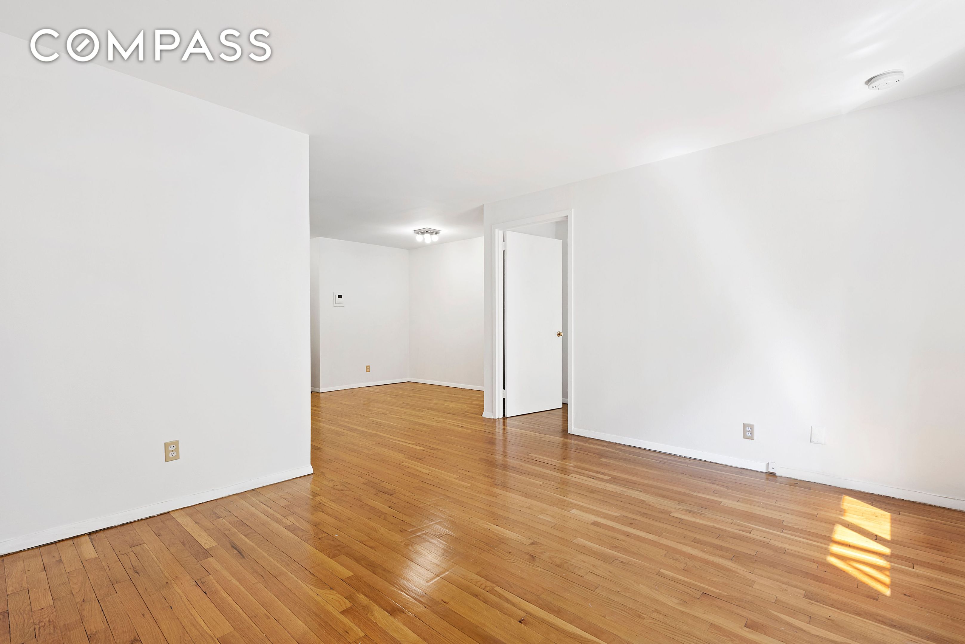 #3 photo, 325 W 51st Street, Hell's Kitchen , NY 10019