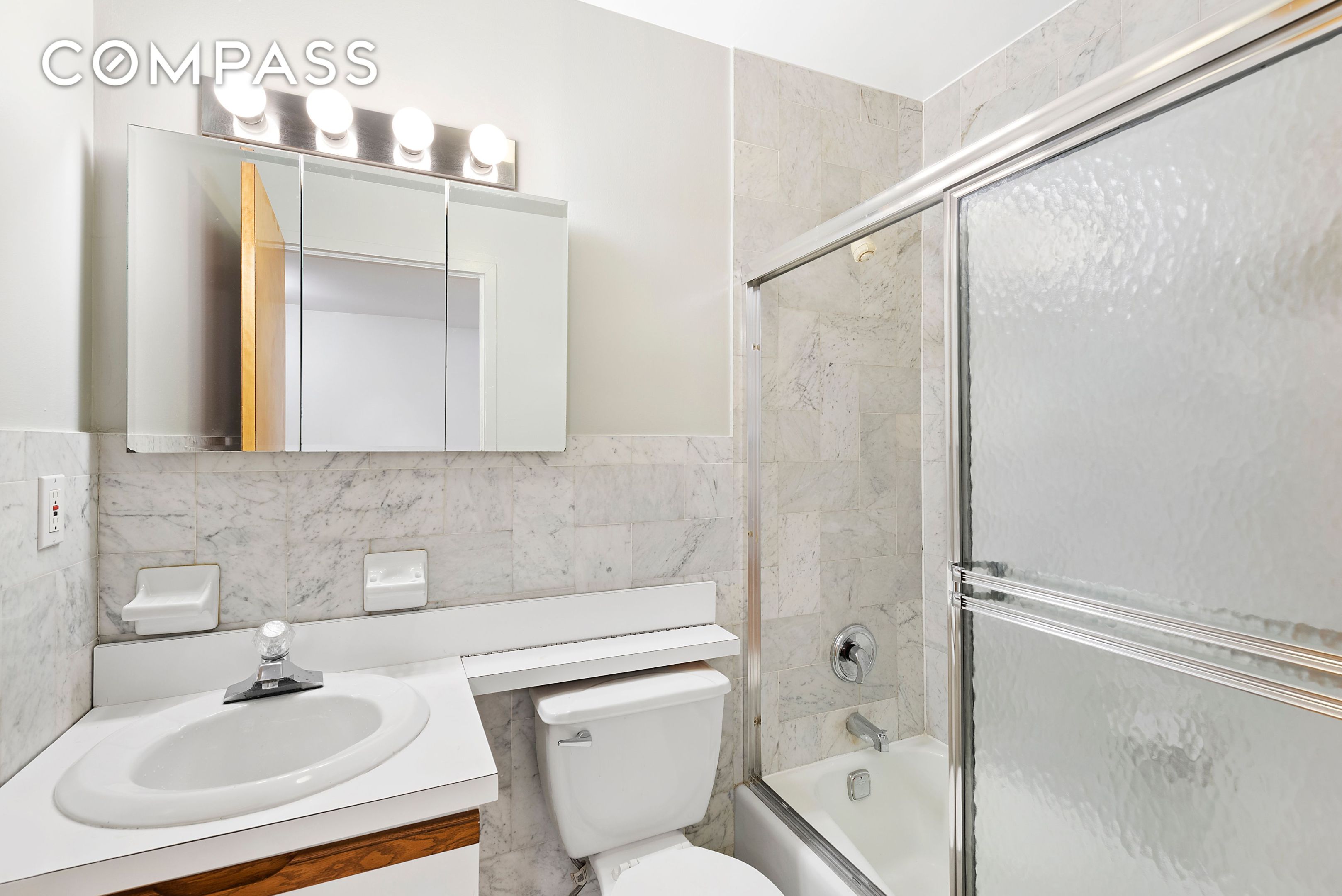 #6 photo, 325 W 51st Street, Hell's Kitchen , NY 10019