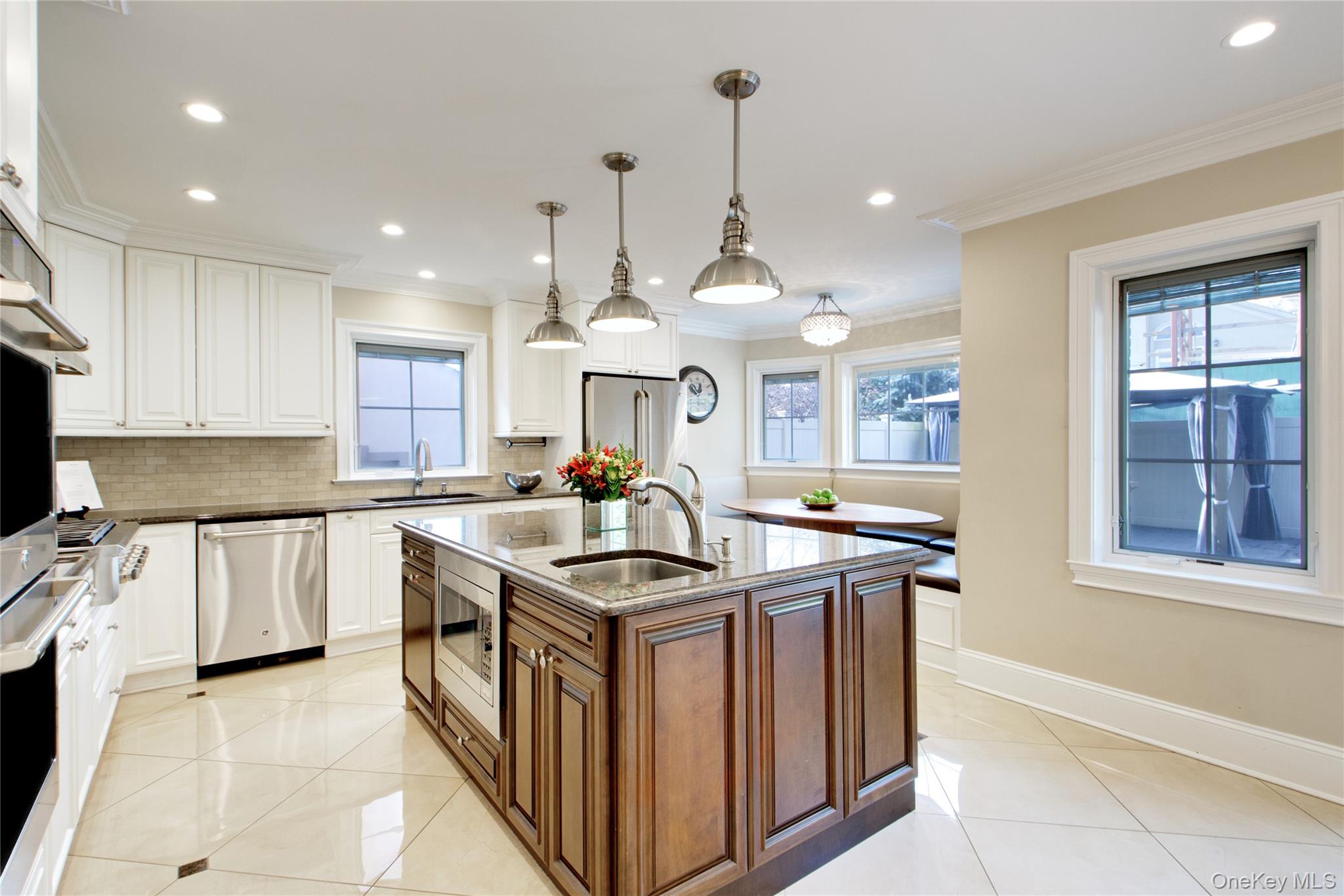 #11 photo, 54-16 252nd Street, लिटिल नेक Little Neck , NY 11362