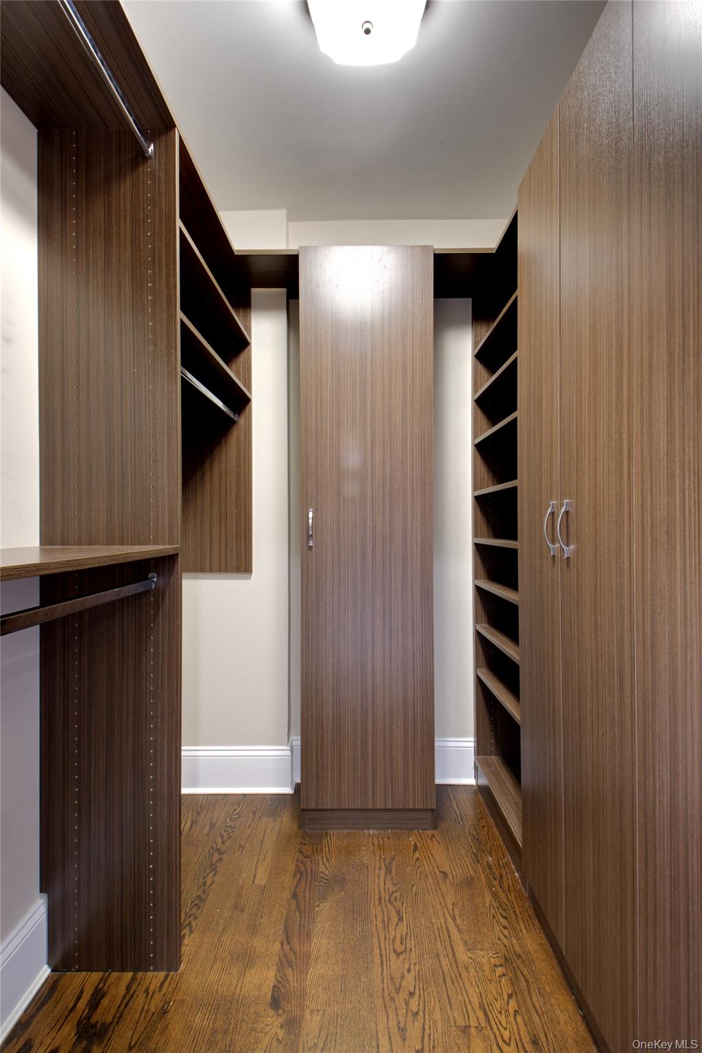 #16 photo, 54-16 252nd Street, लिटिल नेक Little Neck , NY 11362