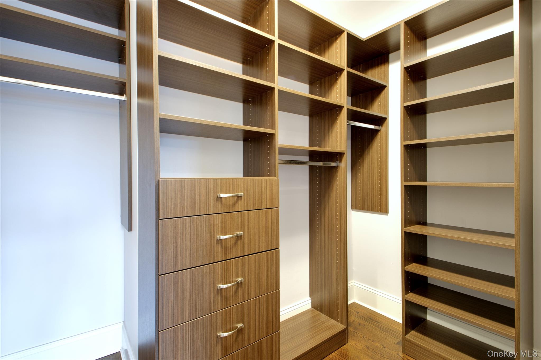 #19 photo, 54-16 252nd Street, लिटिल नेक Little Neck , NY 11362