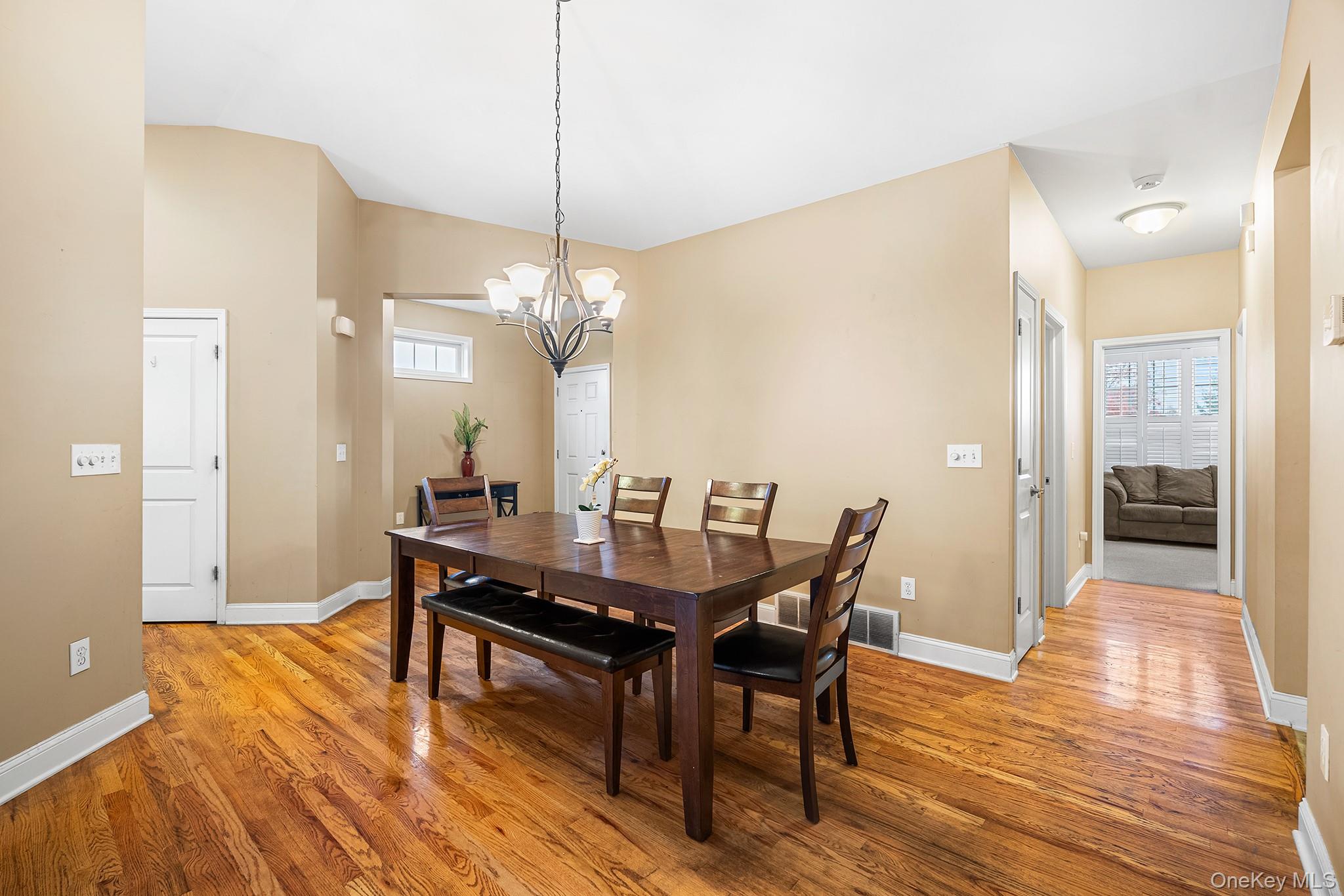 #7 photo, 5 Matthews Court, Colonie , NY 12047