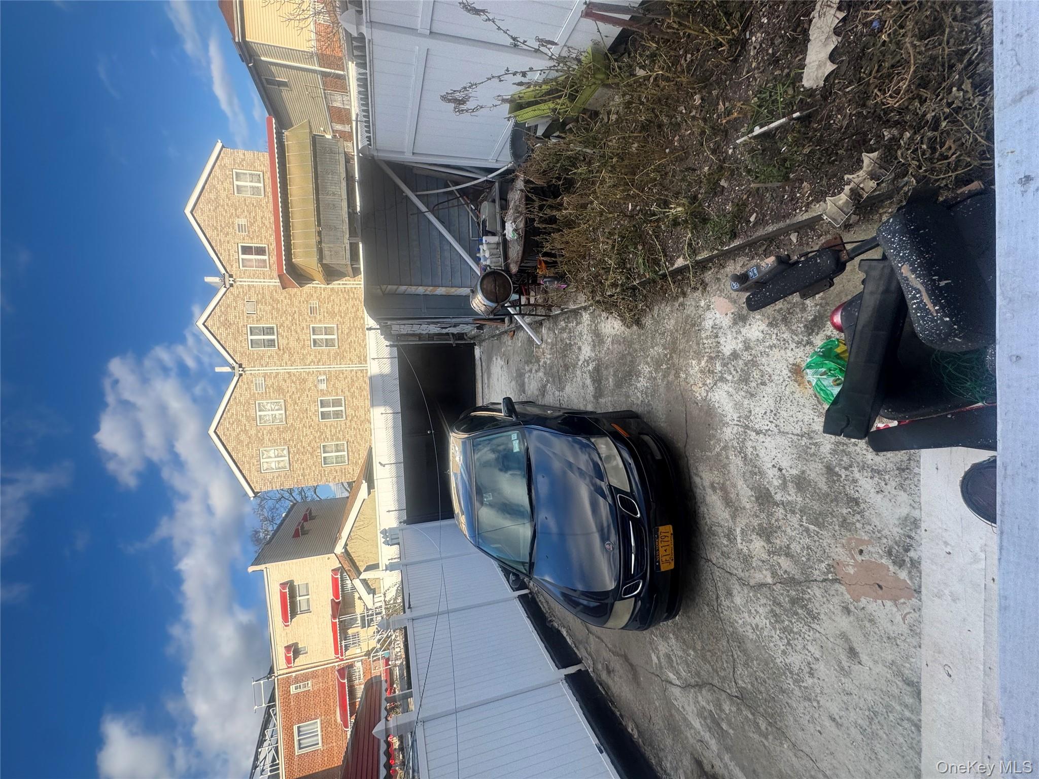 #3 photo, 933 E 221st Street, Bronx , NY 10469