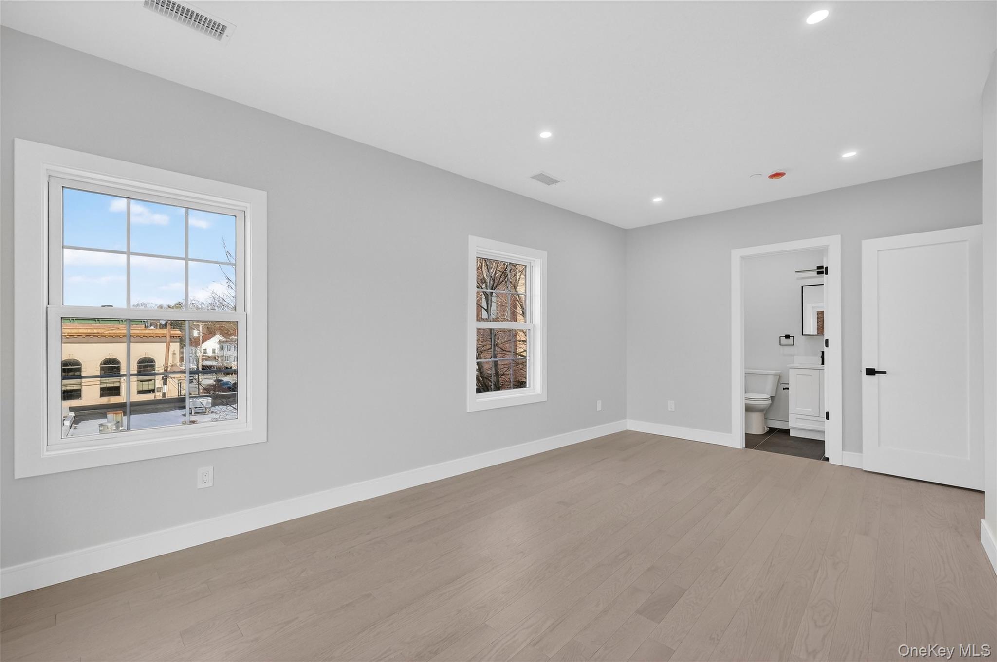 #19 photo, 10 Market, 뉴욕주 Wappingers Falls , NY 12590