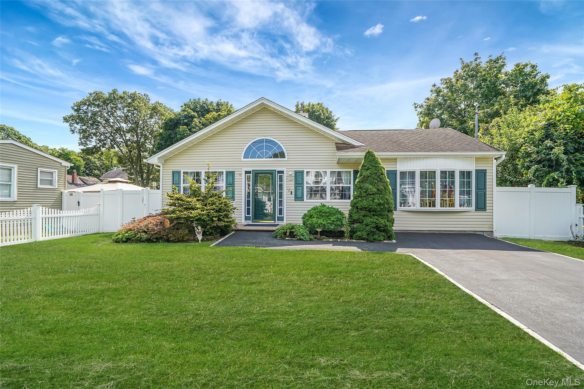 #2 photo, 12 Edwin Street, সাফোক কাউন্টি Bay Shore , NY 11706