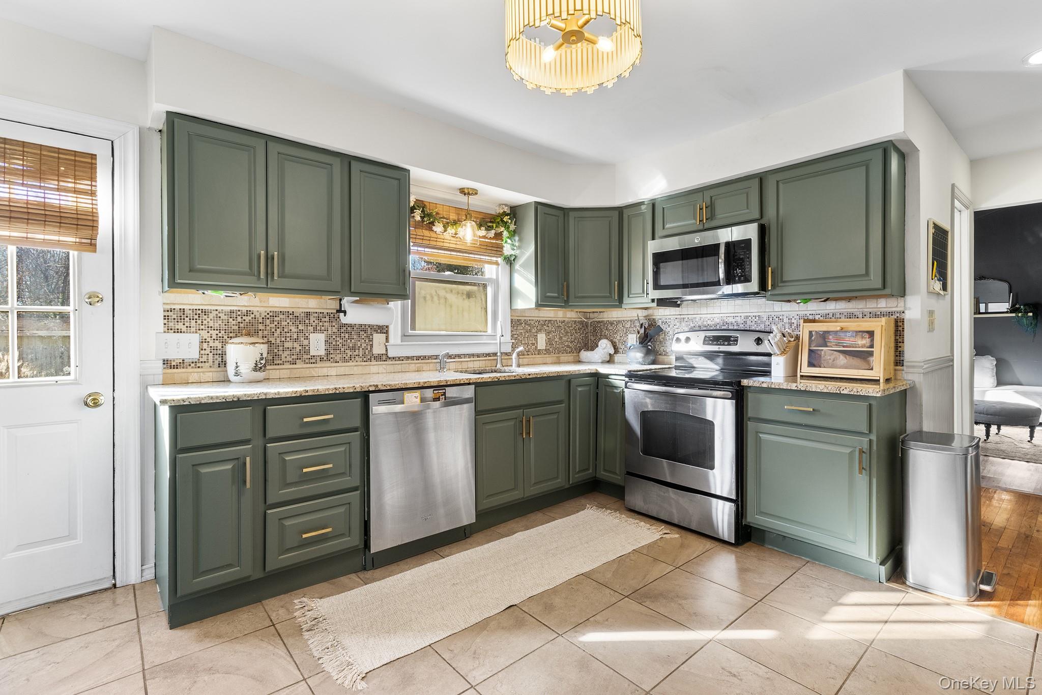 #8 photo, 24 Parkside Avenue, سوفولك Miller Place , NY 11764