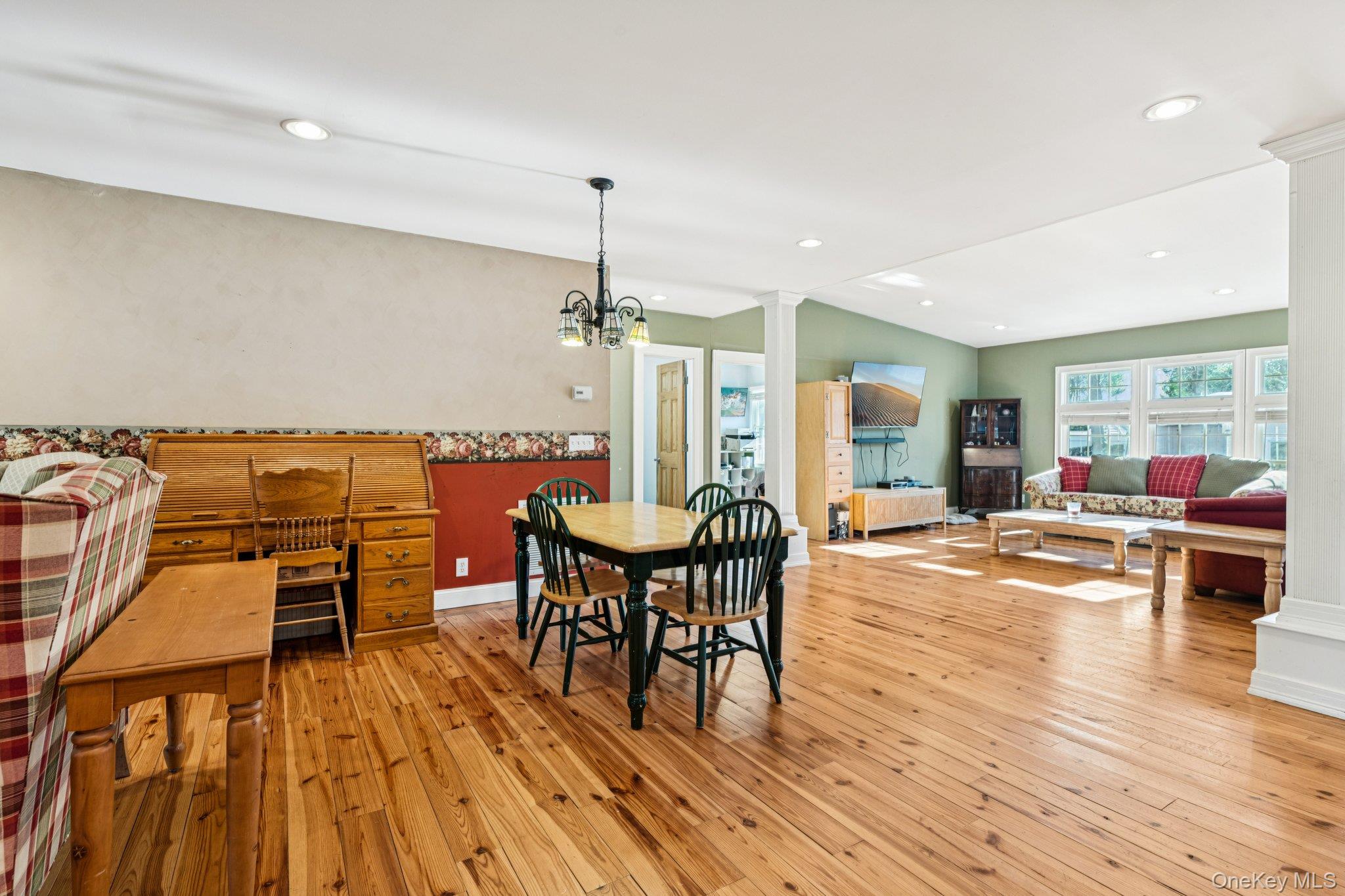 #9 photo, 10 W Sanders Street, Greenlawn , NY 11740