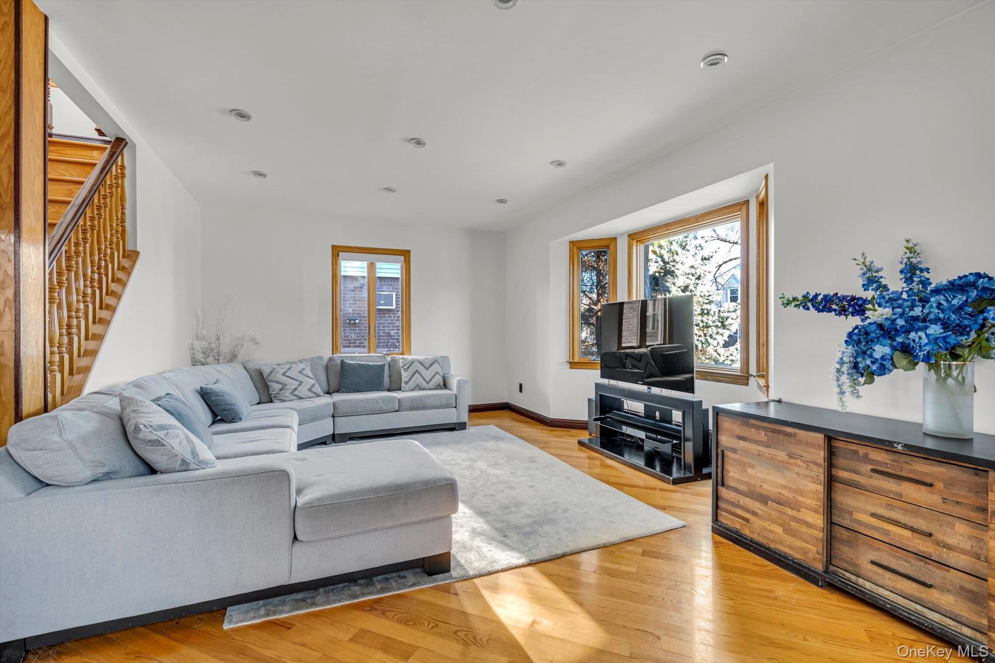 #2 photo, 6954 180th Street, Куинс ‖ Fresh Meadows , NY 11365