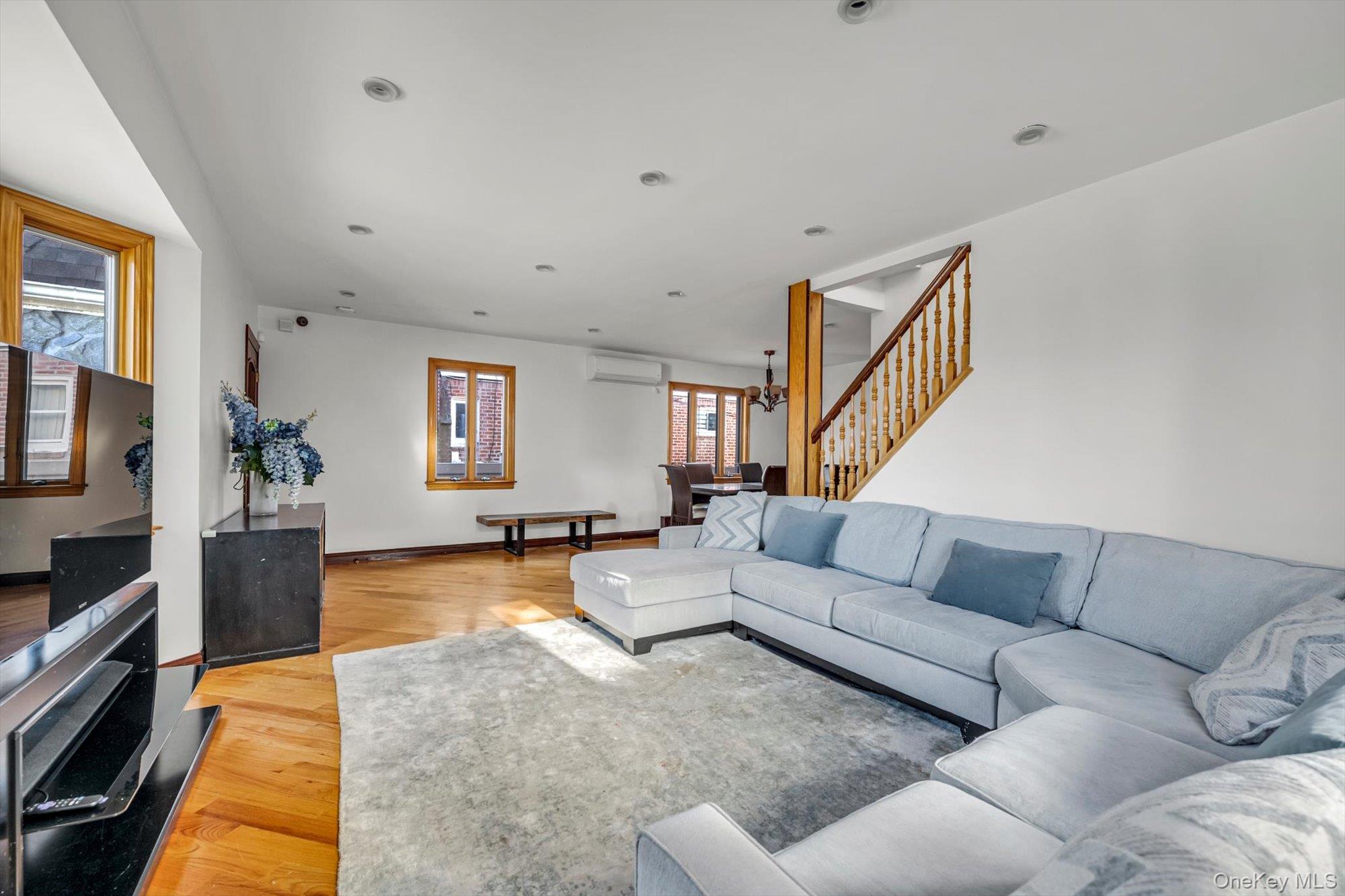 #3 photo, 6954 180th Street, Куинс ‖ Fresh Meadows , NY 11365