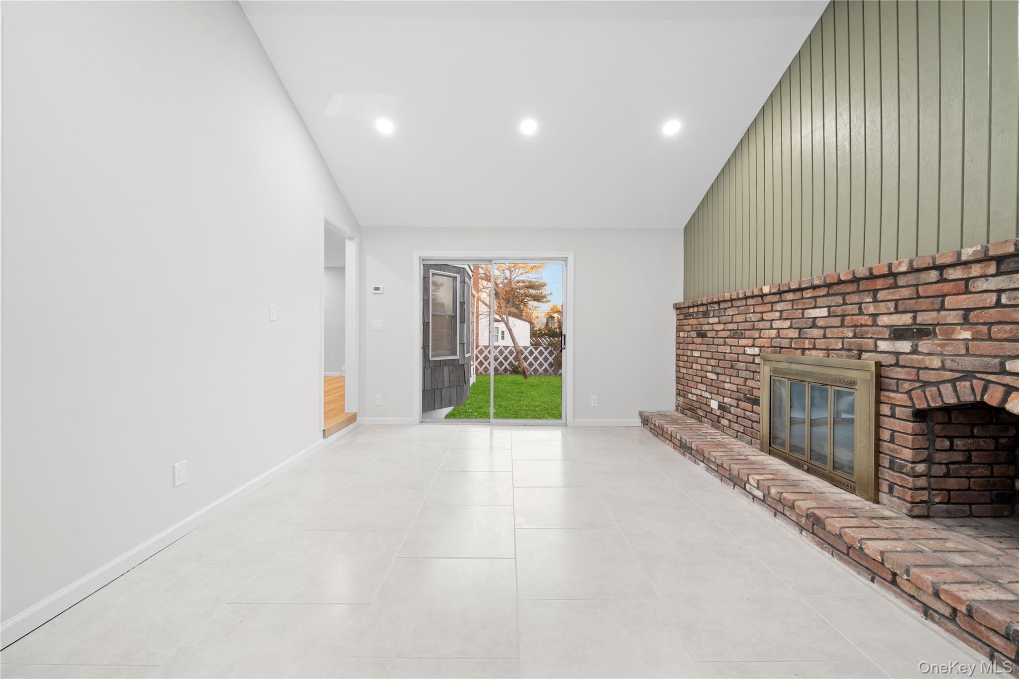 #15 photo, 4 Julie Lane, সাফোক কাউন্টি Selden , NY 11784