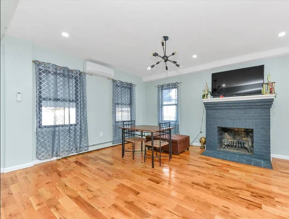 #17 photo, 194-09 111, Saint Albans , NY 11412