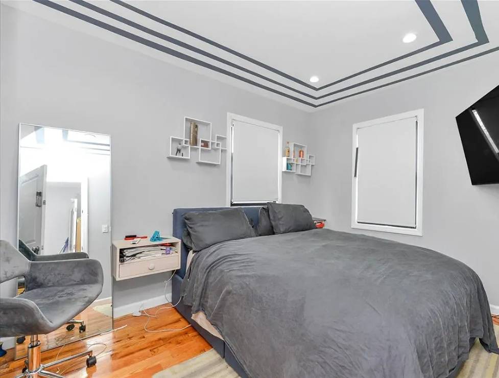 #21 photo, 194-09 111, Saint Albans , NY 11412