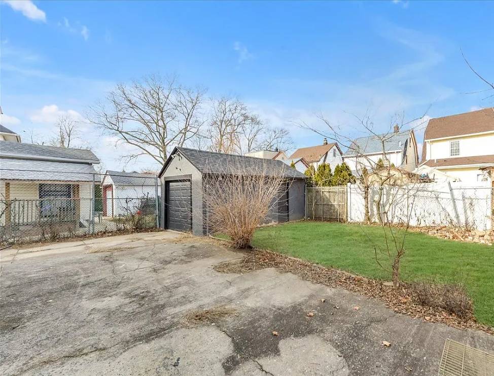 #25 photo, 194-09 111, Saint Albans , NY 11412