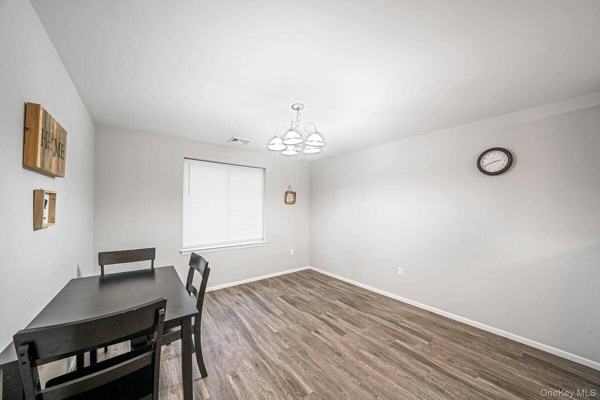 #11 photo, 268 Brettonwoods Drive, সাফোক কাউন্টি Coram , NY 11727