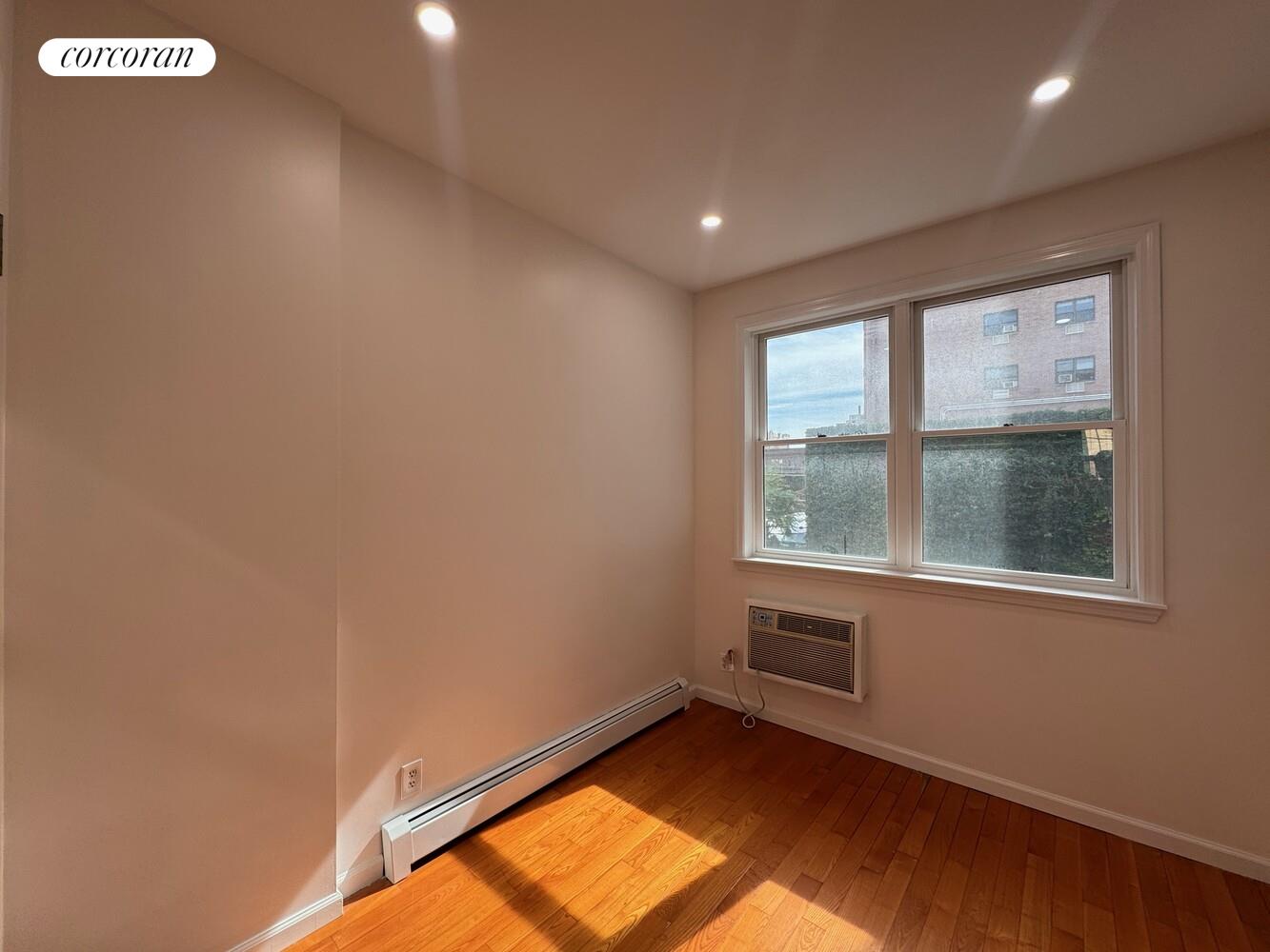 #4 photo, Astoria, কুইন্‌স Astoria , NY 11102